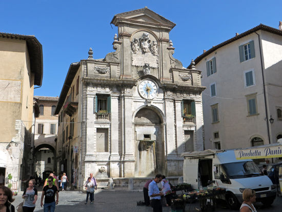 Spoleto - Fontana di Piazza Mercato