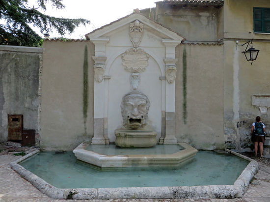Fontana del Mascherone befindet sich auf der Piazza Bernardino Campello, in der Nähe der Rocca Albornoz. Er ist an der linken Wand der ehemaligen Chiesa die Santi Simone e Giuda angebracht. Der Name stammt von dem fremden Gesicht, ein wenig Mensch, ein wenig Katze. Das Gesicht ist in Stein gemeißelt, mit Lorbeer gekrönt. Vielleicht ist es ein heidnischer Gott, der Ausdruck tragisch, spöttisch, aber sympathisch. Aus dem enorm großen Mund fließt ein großer Strom Wasser über Cascaden in 3 Becken. Man findet dort eine Inschrift aus dem Jahr 1736. In dem Jahr wurde der Brunnen, der aus der Mitte des 17. Jh. stammt, restauriert.