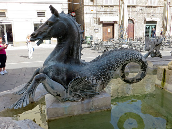 Ascoli Piceno - Piazza Arringo - Fontana