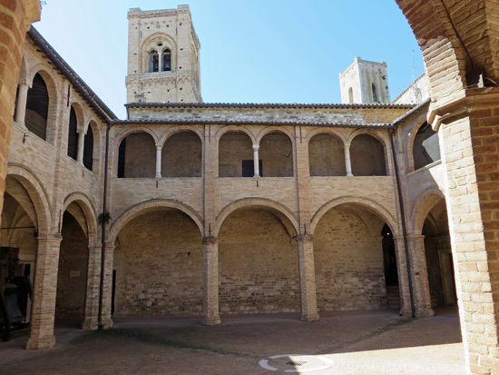 San Severino Marche - Der monumentale Kreuzgang (13. Jh.), der Ende des 15. Jh. vom Prior Liberato Franchi Bartelli renoviert wurde, verbindet Kirche (Duomo Vecchio) und Bischofspalast.