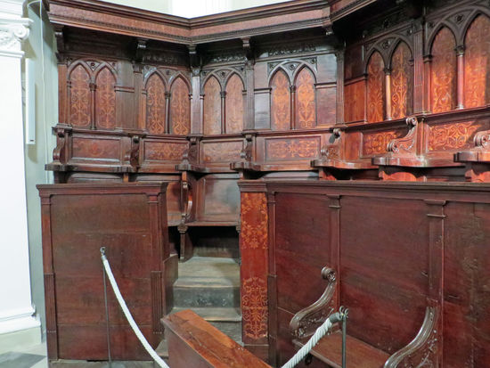 San Severino Marche - Duomo Vecchio - von Denis Plouvier ist besonders der herrliche hölzerne Chor mit Domenico Indivinis Intarsien aus dem Ende des 15. Jh., sein Meisterwerk neben dem von Assisi, sehenswert.