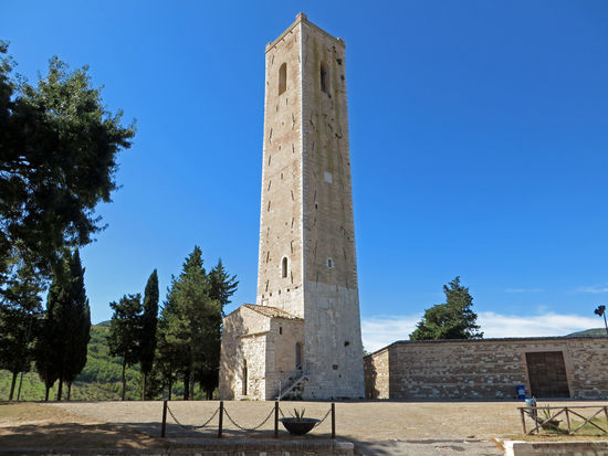 San Severino Marche 
Der Piazzale degli Smeducci auf dem Gipfel des Monte Nero wird die dominiert durch den 40 m hohen, quadratischen Torre Civica del Castello (13. Jh.). Er wurde als Wachturm errichtet und diente der Verteidigung. Man verständigte sich von hier durch Signale mit den Türmen der anderen Festungen in der Region.