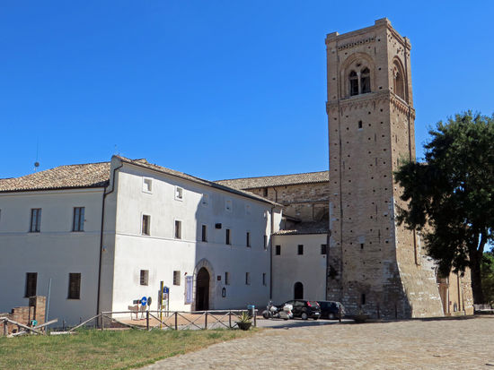 San Severino Marche - Dort besuchen wir zunächst den Duomo Vecchio o Santuario di San Severino Vescovo, auch Antico Duomo (10. Jh.) genannt, hoch oben über der Stadt auf dem Monte Nero.
Ein archäologisches Museum ist dem Kreuzgang angeschlossen. Es hat geöffnet hat und wird natürlich angeschaut.