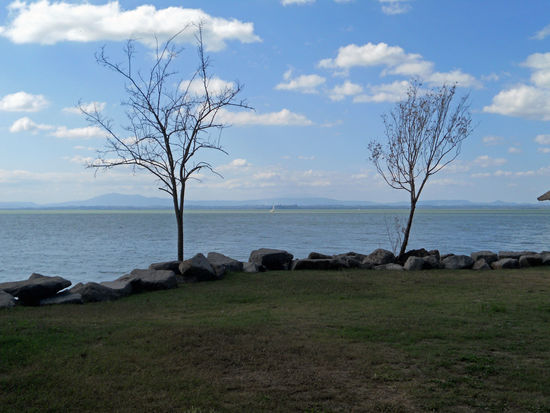 Blick von unserem Stellplatz auf dem Campingplatz La Spiaggia, am Lago di Trasimeno - Passignano sul Trasimeno