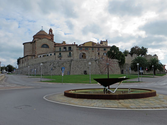 Blick auf das historische Zentrum von Castiglione del Lago und der Brunnen, der als Dank für die selbstlosen Blutspender der Stadt hier errichtet wurde.