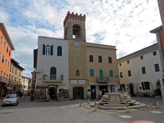 Castiglione del Lago - Piazza Mazzini. Besonders prächtig der Palazzo del Capitano del Popolo, mit Uhrturm