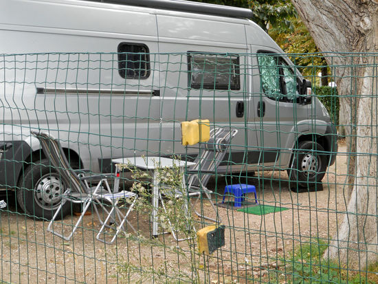 Nachbarn vom anderen Campingplatz stecken ihre Schwämme in den Grenzzaun ... Leute gibt es 