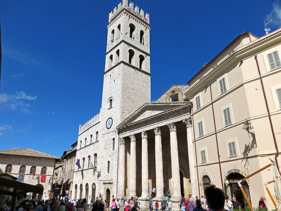 Assisi - Der frühere Tempel der Minerva, der später in die Kirche Santa Maria sopra Minerva umgebaut wurde, wird flankiert vom Torre del Popolo (1267), 47 m hoch, angrenzend an den Palazzo del Capitano del Popolo (1282). Wir bestaunen mal wieder die Säulen des Tempels der Minerva. Auch Goethe konnte sich an ihnen nicht satt sehen.