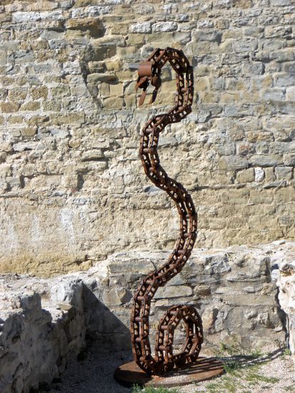 Umbertide - Außen an der Rocca auf der Piazza del Mercato sind einige Skulpturen zu sehen: „Sekundärrohstoffe in der Veränderung durch die Zeit“. Finde ich natürlich mal wieder sehr interessant, Rolf gefallen sie weniger.