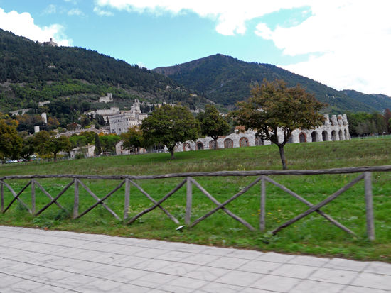 Blick auf Gubbio - An archäologischen Überresten sind ein Theater aus dem 1. Jh. n. Chr. erhalten, ferner Reste von Häusern, Brennöfen und Grä-ber. Im heutigen Ortsteil Monteleto am Rand des antiken Territoriums der Stadt befand sich ein großer Tempel.
Iguvium war ein Stützpunkt auf dem byzantinischen Korridor, der Rom und Ravenna verband. Im Mittelalter war Gubbio vom Anfang des 12. bis zur Mitte des 14. Jh. selbständig.