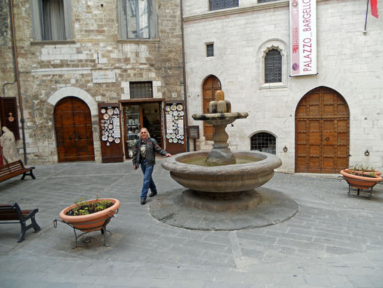 Gubbio - Fontana dei Matti