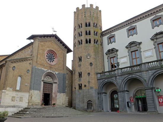 Orvieto - links  Chiesa Sant'Andrea mit Turm - daneben Palazzo Comunale