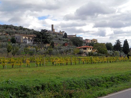 Bei Montecchio sehen wir auf einem Hügel eine Burg liegen. Einfach herrlich. 1165 entstand die Burg Castro Monticoli, die von der Familie der Chiaravalle errichtet wurde.