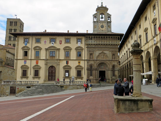 Arezzo - Piazza Grande - Palazzo Tribunale links, daneben Palazzo della Fraternita dei Laici mit Uhrturm