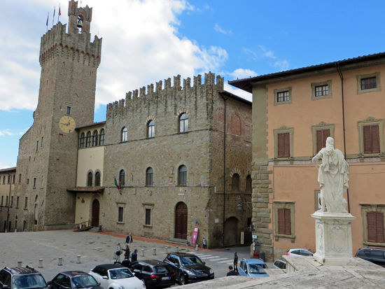 Arezzo - Piazza della Liberta - links Palazzo Comunale mit Turm (Palazzo dei Priori)
