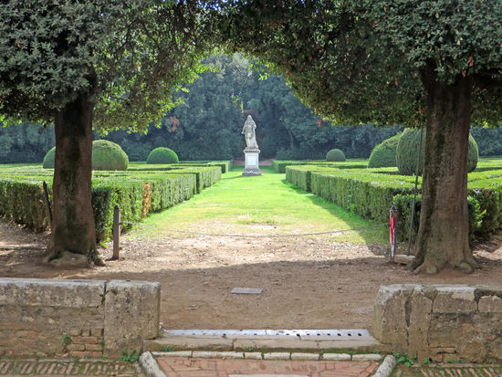 San Quirico d’Orcia - Horti Leonini mit Monumento Cosimo III. dei Medici