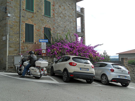 Mit dem Motorrad findet man immer einen Parkplatz - hier Tuoro