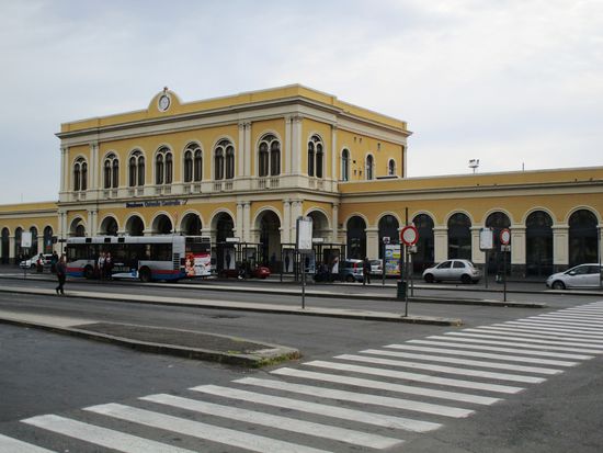 Der Zentralbahnhof von Catania (1867) ist ein prächtiges Gebäude.