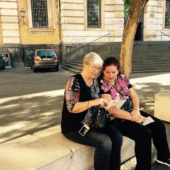 Zwei, die sich gut verstehen - Anneken und Uschi - Piazza Bellini