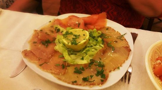 Trio von geräucherten Fischen: Lachs, Thunfisch und Schwertfisch, köstlich.