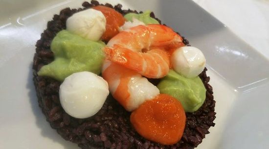 Leckere Kleinigkeit auf rotem Reis