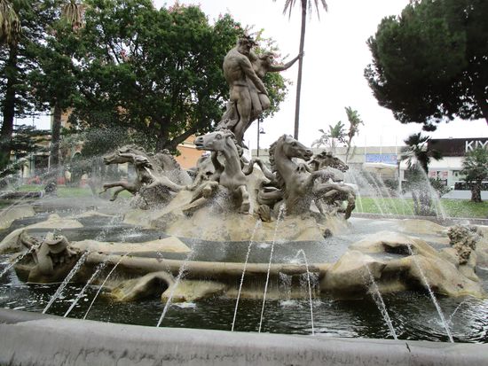 Vorbei am Fontana del Ratto di Proserpina (Brunnen mit dem Raub der Proserpina). 
Der monumentale Brunnen steht vor dem Bahnhof auf der Piazza Papa Giovanni XXIII und wurde um 1900 von Giulio Moschetti geschaffen. Die Figuren bestehen aus Beton, mit diesem Material haben die Künstler damals viel experimentiert.