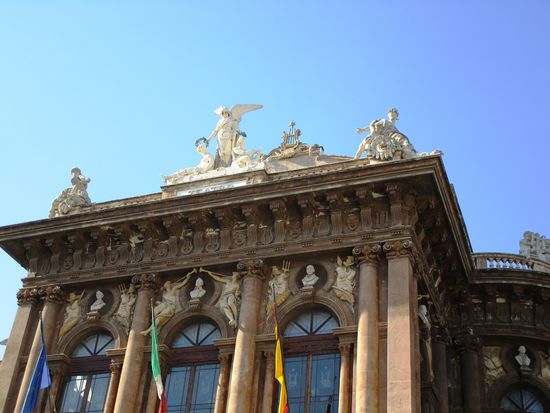 Direkt an der Piazza Bellini erhebt sich mit dem Teatro Massimo Bellini eines der schönsten Opernhäuser Italiens mit einer ausgezeichneten Akustik. Das Teatro Massimo Bellini in der Geburtsstadt Vincenzos Bellinis wurde am 31. Mai 1890 mit der Oper „Norma“ eröffnet.