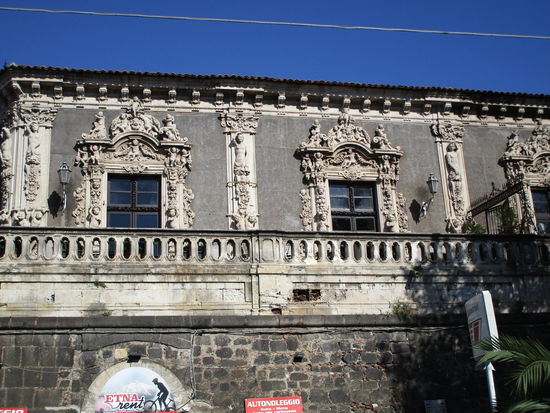 Der Palazzo wurde ab 1695 im Auftrag der Familie Paterno Castello, Principi di Biscari, vom Barockarchitekten Alonzo Di Benedetto auf den Überresten der Stadtmauer aus der Zeit Karls V., im Zuge des Wiederaufbaus von Catania nach dem Erdbeben von 1693, errichtet.