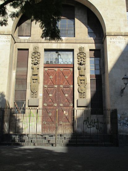 Casa del Mutilato – Haus der Verstümmelten.
Dieses Haus wurde während der Zeit des Faschismus 1933 – 1939 vom Architekten Ercole Fischetti er-baut. Die eigentliche Funktion des Hauses war, kranke und verwundete Soldaten aufzunehmen.
Im Laufe der Jahre wurde das Haus mehr und mehr vernachlässigt. Man diskutiert nun darüber, ob man dort ein Museum, ein Hotel oder eine Konferenzhalle einrichten soll. Bis zur Umsetzung dieser Vorschläge gammelt das Haus leider vor sich hin.
