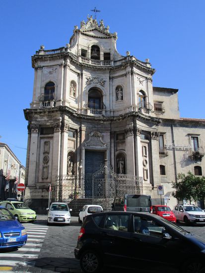 Wir erreichen die verkehrsreiche Via Vittorio Emanuele II, biegen ab auf die Piazza Placido mit der prächtigen Chiesa San Placido. Auch diese ist geschlossen und nur von Außen zu bewundern.