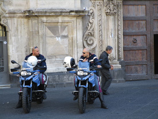 Palazzo del Seminario dei Chierici am Piazza dell’ Duomo. Vor dem schönen Palazzo sehen wir zwei schicke junge Carabinieri auf ihren Motorrädern.