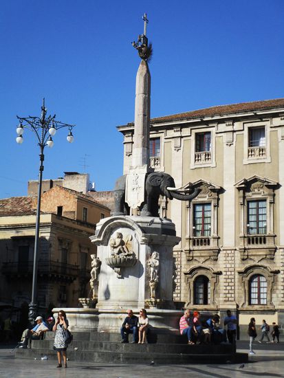 Mittelpunkt der Piazza del Duomo und gleichzeitig das Wahrzeichen Catanias ist Vaccarinis Elefanten-brunnen, die Fontana dell’Elefante.