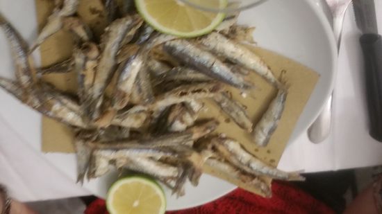 kleine gebratene Fische – Alici - dazu gemischten Salat. Köstlich