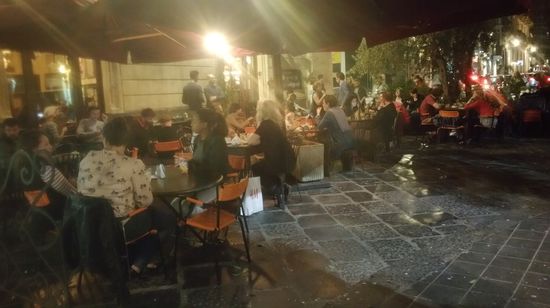 Im November kann man noch gut abends draußen essen