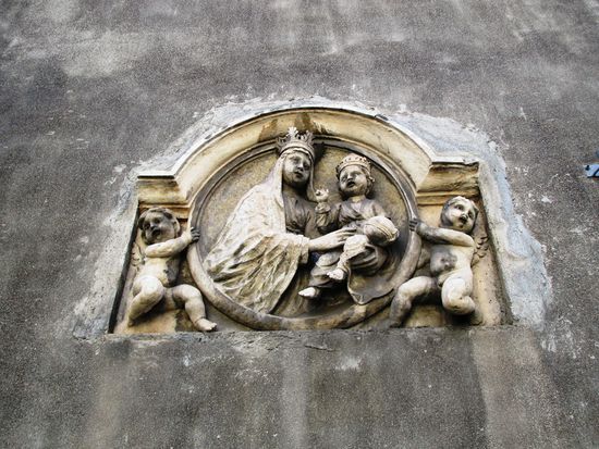 Wir betreten den Innenhof des Palazzo Arcivescovile von der Via Vittorio Emanuele. Über dem Eingang ist ein Barock-Relief „ Madonna col Bambino“ zu sehen.