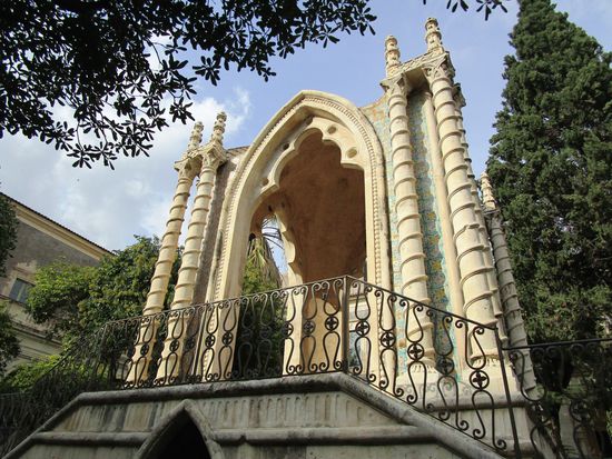 Monastero di Santo Nicolo, L’Arena dei P.P. Benedettini Cassinesi, 16. bis 19. Jh. Die Anlage gehört zum UNESCO Weltkulturerbe.
In der Mitte des herrlichen Gartens befindet sich ein mit bunten Kacheln verziertes Kaffeehaus. Dieses im Jahre 1842 vollendete Bauwerk wurde im eklektischen Baustil errichtet. Orientalisch anmutend verbirgt dieser Pavillon verschiedene Stilrichtungen - beispielhaft für das 19. Jahrhundert. Es wird vermutet, dass einst in diesem Wintergarten Gäste wie Goethe und andere von den Mönchen zum Tee oder Kaffee empfangen wurden.
