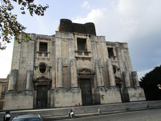 San Nicolo gilt als Siziliens geräumigste Kirche und beeindruckt uns sehr durch ihre wuchtige Fassade mit den riesigen Säulen.