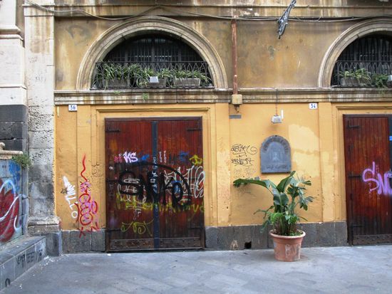 Die Via Crociferi ist auch wie ausgestorben. Die Häuser sind mit vielen Graffitis verschmiert, das sieht alles nicht schön aus