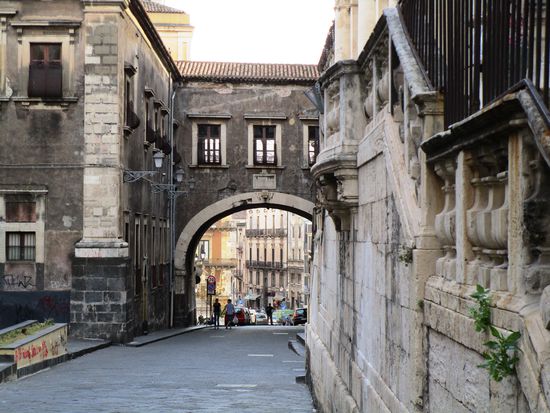 Heute ist das Benediktinerinnen-Kloster eines der Wahrzeichen Catanias, erkennbar an dem (der Legende zufolge in nur einer Nacht errichteten) Mauerbogen – Arco die San Benedetto -, der sich über die Via Crociferi spannt und die eigentliche Abtei mit der badia piccola (kleinen Abtei) verbindet.