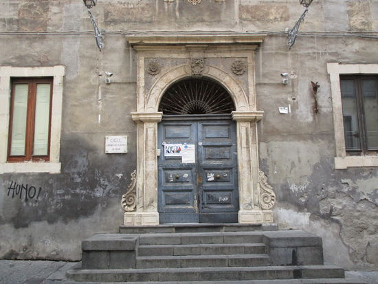 Via Crociferi. Hier vorbei an der Camera del Lavoro. Die Arbeitskammer ist eine territoriale Organisation der CGL. Der italienische Allgemeine Gewerkschaftsbund (CGIL) ist die älteste Gewerkschaft Italiens. Sie ist sehr aktiv im Kampf für die arbeitende Bevölkerung Italiens.