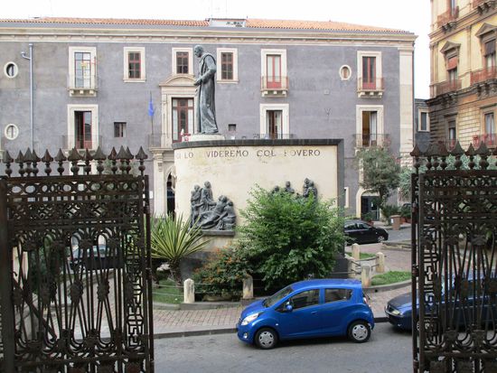 Auf der Piazza San Francesco d’Assisi sticht einem sofort das imposante Monument für Giuseppe Benedetto Dusmet, 1932 errichtet, ins Auge.
Giuseppe Benedetto Dusmet (1818-1894) war Benediktiner, Erzbischof von Catania und Kardinal der römisch-katholischen Kirche. 1988 wurde er von Papst Johannes Paul II. seliggesprochen. Dusmet war Großkreuzritter des Ritterordens vom Heiligen Grab zu Jerusalem. Geschichte zu diesem Orden siehe unter dem 5. November 2016 beschrieben.