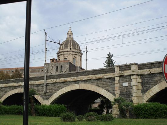 Archi della Marina, erbaut 1864.1869, ist der Name für das lange Viadukt der Eisenbahn Catania-Siracusa, welches den Zentral-Bahnhof Catanias durch einen Tunnel mit dem Bahnhof von Catania Acquicella verbindet.