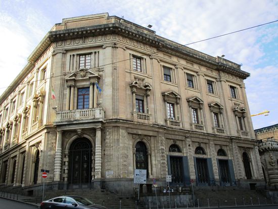 Piazza Borsa-  Palazzo Camera di Commercio.