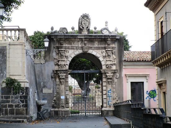 Portal der Villa Cerami - Der Bogen ist geschmückt mit dem Wappen der Familie Rosso di Cerami, die früher dort ihren Wohnsitz hatten.