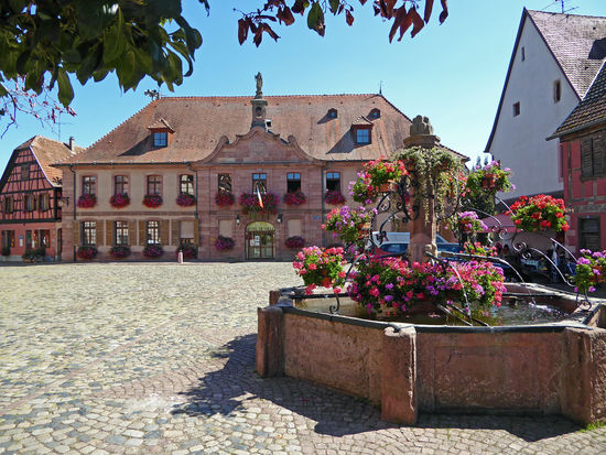 Bergheim - Marktplatz - Mittelpunkt ist das barocke Rathaus (1776). 
Sehenswert ist auch der Brunnen, aus Sandstein und Schmiedewerk, welcher von dem Wahrzeichen der Stadt, dem Berg, geziert wird.