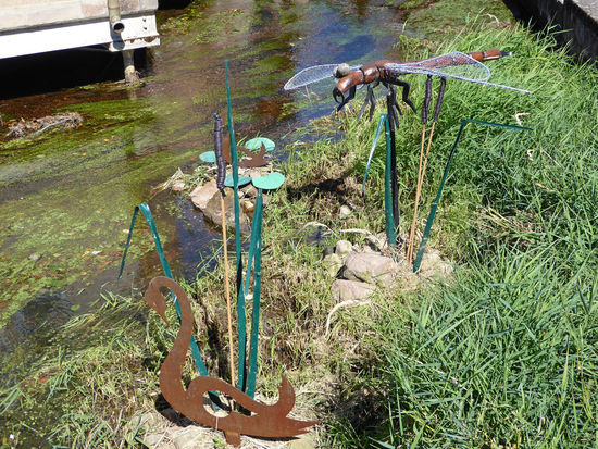Melisey - Hier im Fluss Ogden finden sich schöne Skulpturen, u. a. eine Libelle, ein Schwan.