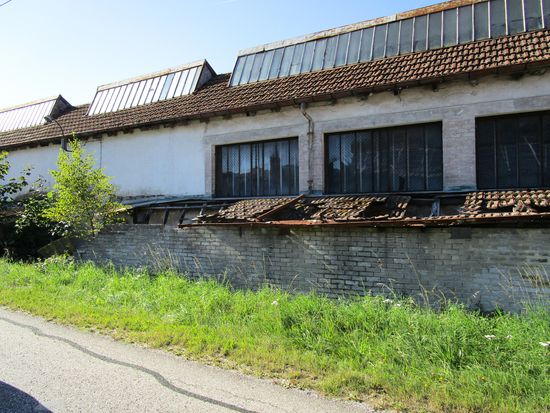 Man sieht viele verlassene Fabrikgebäude - Lost Places