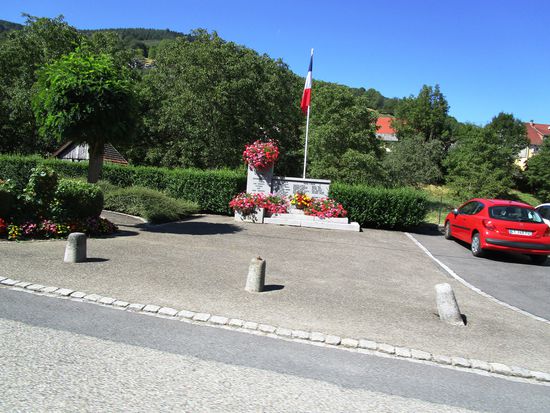 Die Kriegerdenkmäler sind immer schön geschmückt