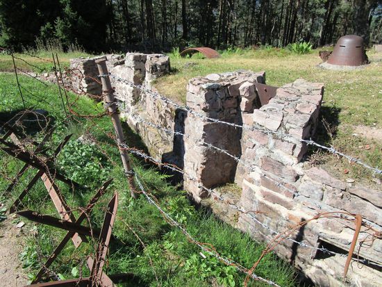 Hier Halt an der Gedenkstätte Le Memorial du Linge 1915. 
Hier ist ein Ort der absoluten Ruhe und des Nachdenkens. 17.000 französische wie auch deutsche Soldaten verloren in einem unerbittlichen Stellungskrieg ihr Leben. Diese verlustreichen Kämpfe auf dem Lingekopf ereigneten sich zwischen dem 20. Juli 1915 und dem 15. Oktober 1915.
