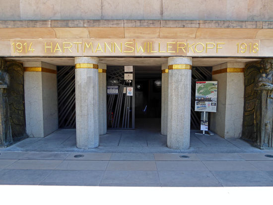 Monument National, dessen große Plattform mit Bronzealtar über einer Krypta mit den Gebeinen von 12.000 unbekannten Soldaten angelegt ist.
Hier Eingang zur Krypta.
In der Krypta befinden sich je ein katholischer, evangelischer und jüdischer Altar. Mit mehr als 300.000 Besuchern gehört die Gedenkstätte zu den meistbesuchten Zielen des Elsass.